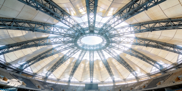 阿尔拜特体育场内景，巨大的帐篷式屋顶结构